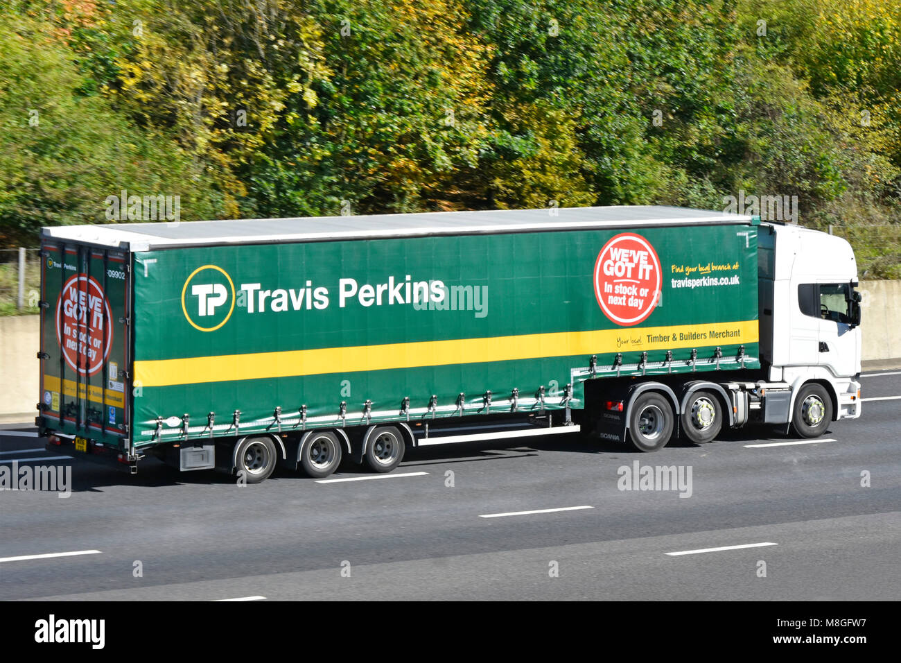 Travis Perkins hgv supply chain Lkw Lkw Baustoffe Baumeister Händler Soft sided Vorhang Anhänger entlang der Autobahn M25 England Großbritannien fahren Stockfoto