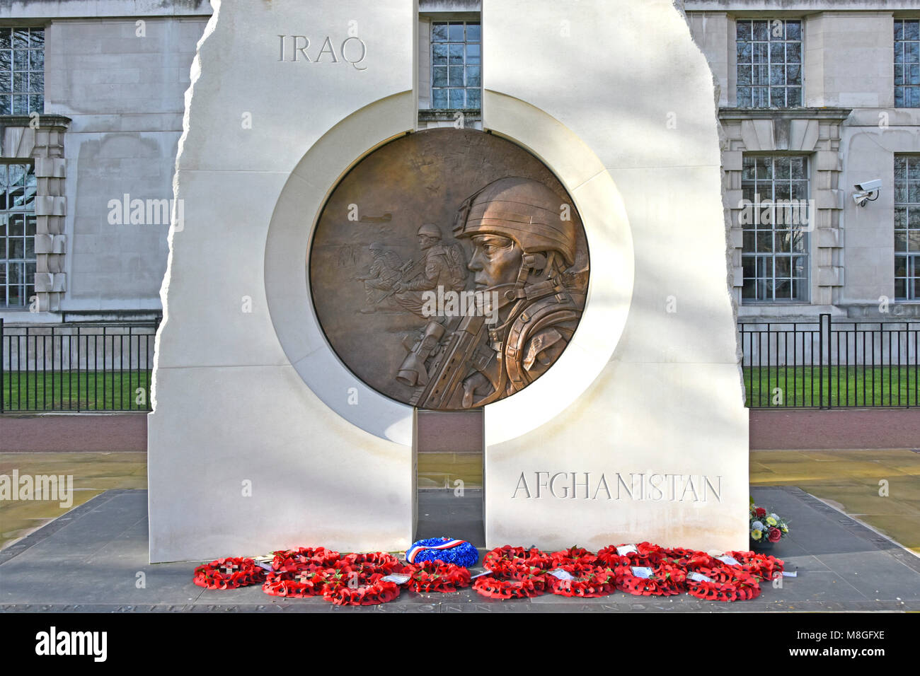 Kranz & in der Nähe von Irak Krieg in Afghanistan Krieg & Golf Krieg Denkmal für britische Bürger, die Bildhauer Paul Tag in Portland Stein mit Bronze medallion Tondo Stockfoto