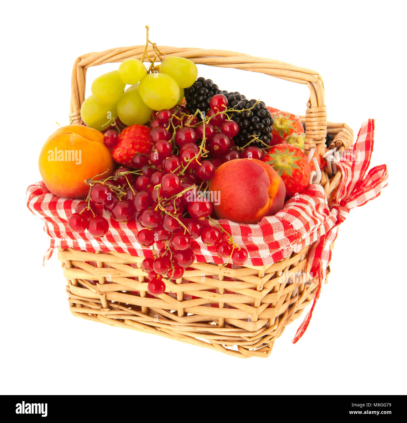 Korb voll mit frischem Sommer Obst auf weißem Hintergrund Stockfoto