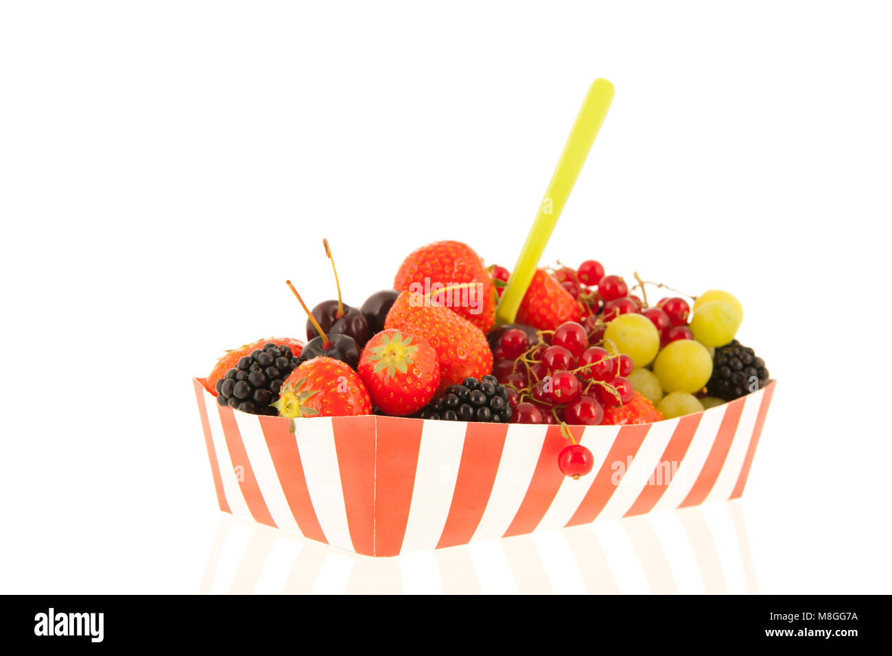 Snack Box voll mit frischem Sommer Obst auf weißem Hintergrund Stockfoto