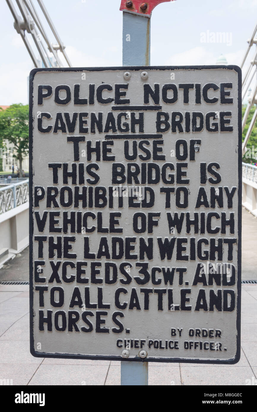 Vintage Polizei bemerken anmelden Cavenagh Brücke, Insel der Kaiserin Platz, Civic District, Singapur, Singapur Stockfoto