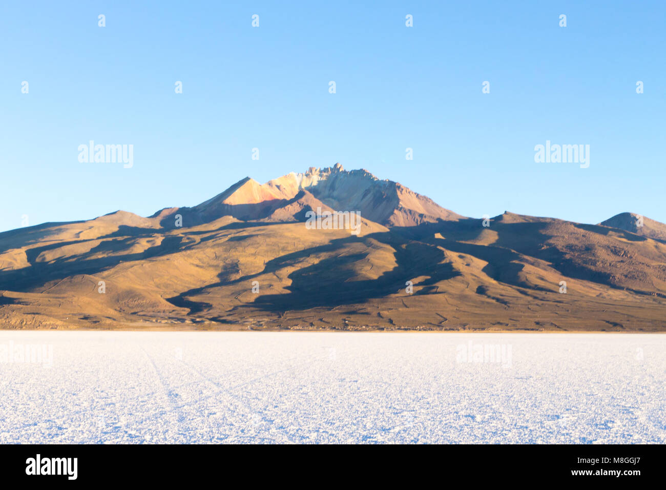 Salar de Uyuni, Bolivien. Der grösste Salzsee der Welt. Bolivianischen Landschaft. Cerro Tunupa anzeigen Stockfoto