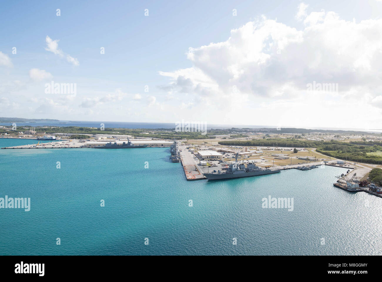 Ein Luftbild der US Naval Base Guam zeigt mehrere Marine Schiffe in Apra Harbor, am 15. März. Einige der Schiffe sind in Guam zur Unterstützung der Multi-Sail 2018 und Pacific Partnerschaft 2018. Ebenfalls in diesem Jahr das 75-jährige Jubiläum der Errichtung der US-amerikanischen 7-Flotte. (U.S. Marine bekämpfen Kamera Foto von Mass Communication Specialist 1. Klasse Stacy D. Laseter) Stockfoto