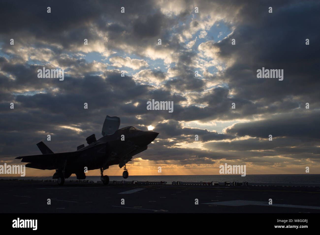 Eine F-35B Blitz II auf der USS Wasp (LHD-1), 11. März 2018. Marine Fighter Attack Squadron 121 begonnen, eine Trennung der F-35 Bs auf der USS Wasp für Frühjahr Patrouille des 31 Marine Expeditionary Unit 2018, Kennzeichnung der ersten operationellen Einsatz der F-35 B mit einem MEU. Wie das Marine Corps' nur kontinuierlich vorwärts - bereitgestellt MEU, den 31 MEU bietet eine flexible Kraft bereit, eine breite Palette von militärischen Operationen auszuführen. (U.S. Marine Corps Foto von Cpl. Bernadette Wildes) Stockfoto