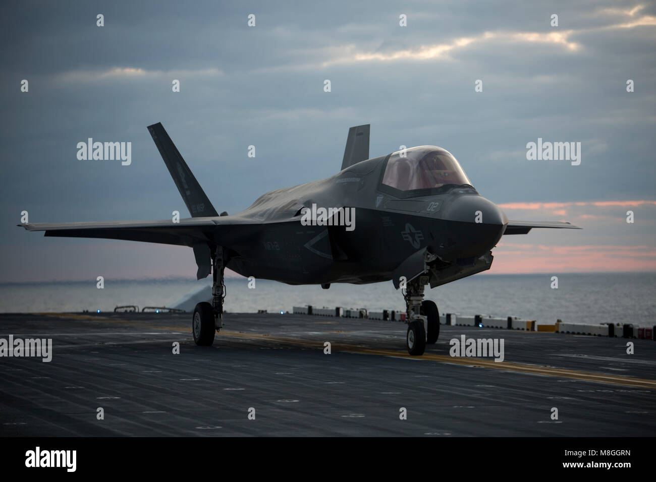 Eine F-35B Blitz II bereitet sich auf die USS Wasp (LHD-1), 11. März 2018. Marine Fighter Attack Squadron 121 begonnen, eine Trennung der F-35 Bs auf der USS Wasp für Frühjahr Patrouille des 31 Marine Expeditionary Unit 2018, Kennzeichnung der ersten operationellen Einsatz der F-35 B mit einem MEU. Wie das Marine Corps' nur kontinuierlich vorwärts - bereitgestellt MEU, den 31 MEU bietet eine flexible Kraft bereit, eine breite Palette von militärischen Operationen auszuführen. (U.S. Marine Corps Foto von Cpl. Bernadette Wildes) Stockfoto