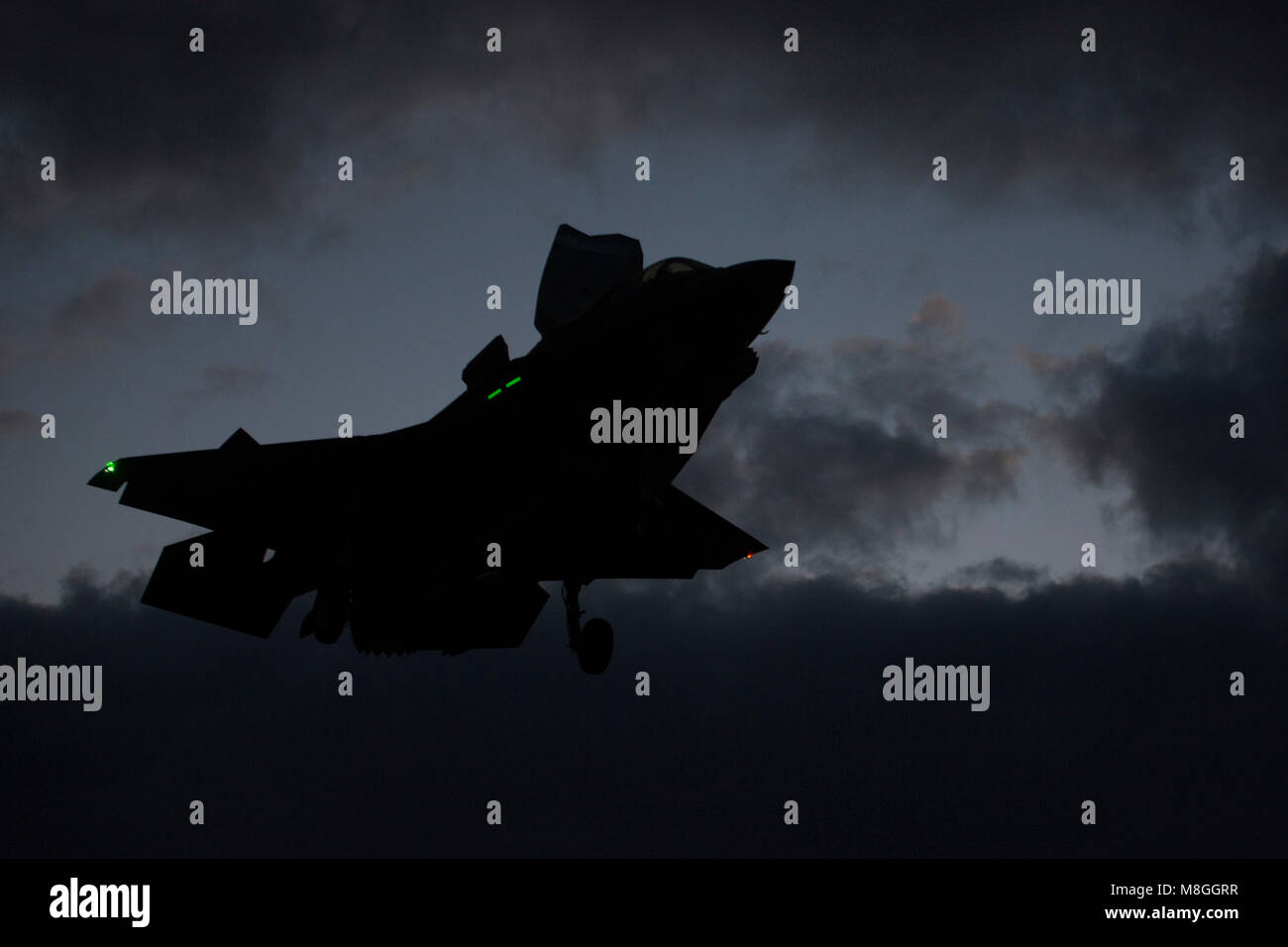 Eine F-35B Blitz II führt deck Landung Qualifikationen auf der USS Wasp (LHD-1), 11. März 2018. Marine Fighter Attack Squadron 121 begonnen, eine Trennung der F-35 Bs auf der USS Wasp für Frühjahr Patrouille des 31 Marine Expeditionary Unit 2018, Kennzeichnung der ersten operationellen Einsatz der F-35 B mit einem MEU. Wie das Marine Corps' nur kontinuierlich vorwärts - bereitgestellt MEU, den 31 MEU bietet eine flexible Kraft bereit, eine breite Palette von militärischen Operationen auszuführen. (U.S. Marine Corps Foto von Cpl. Bernadette Wildes) Stockfoto