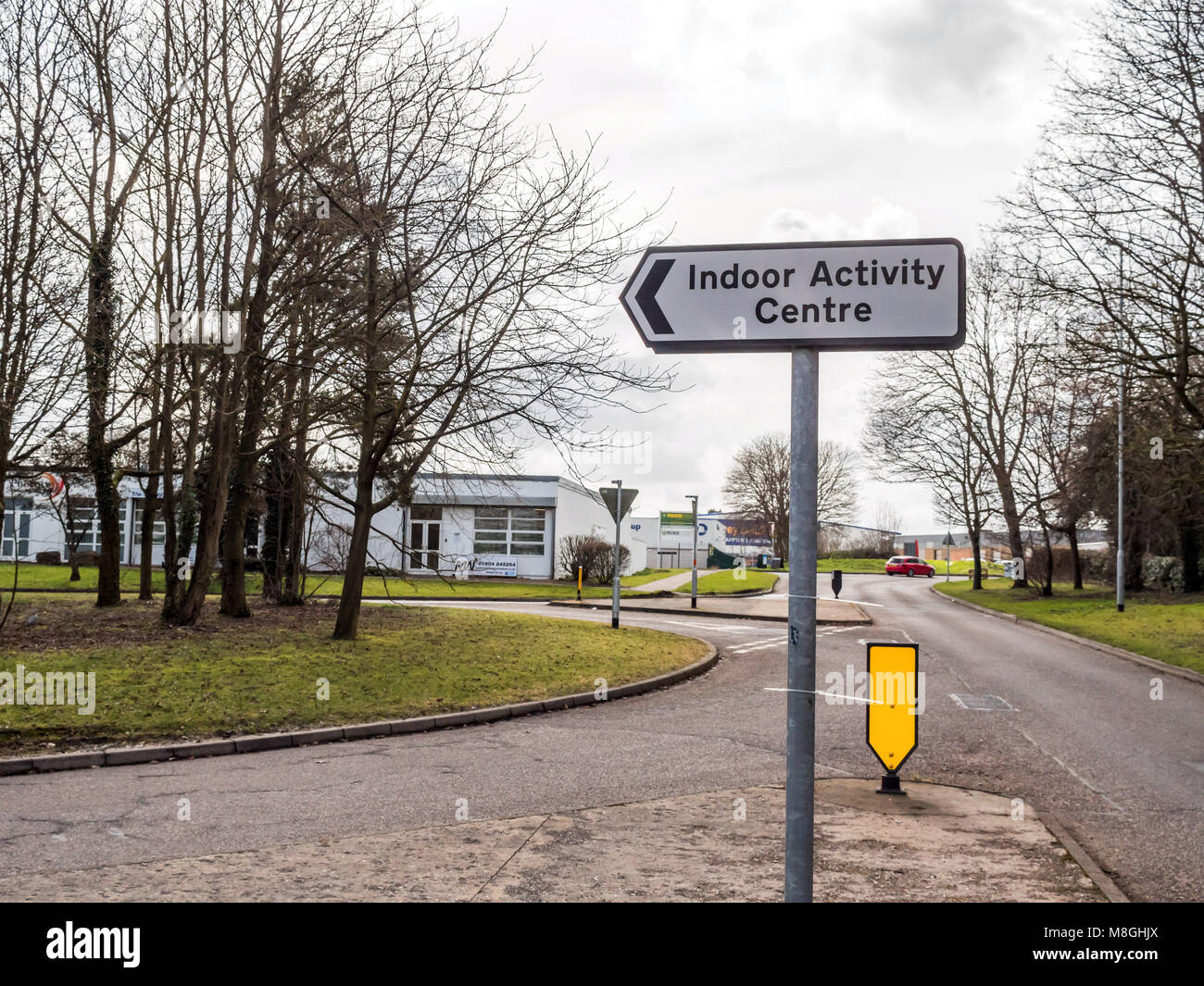 Tagesansicht Indoor Activity Center direktionale Road Sign post auf britischen Straßen. Stockfoto