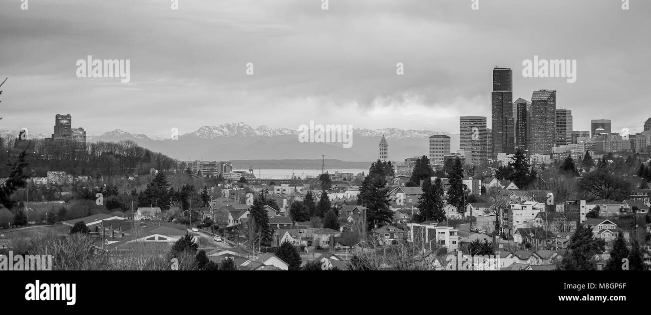 Ein Sturm an der Sonnenuntergang über dem Puget Sound und Seattle, Washington Stockfoto