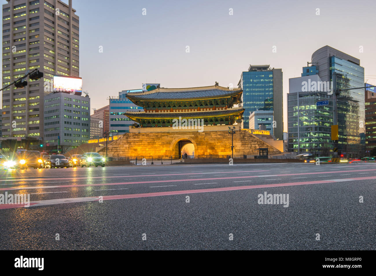 Stadt Seoul bei Nacht mit Blick auf Namdaemun Tor in Seoul, Südkorea. Stockfoto