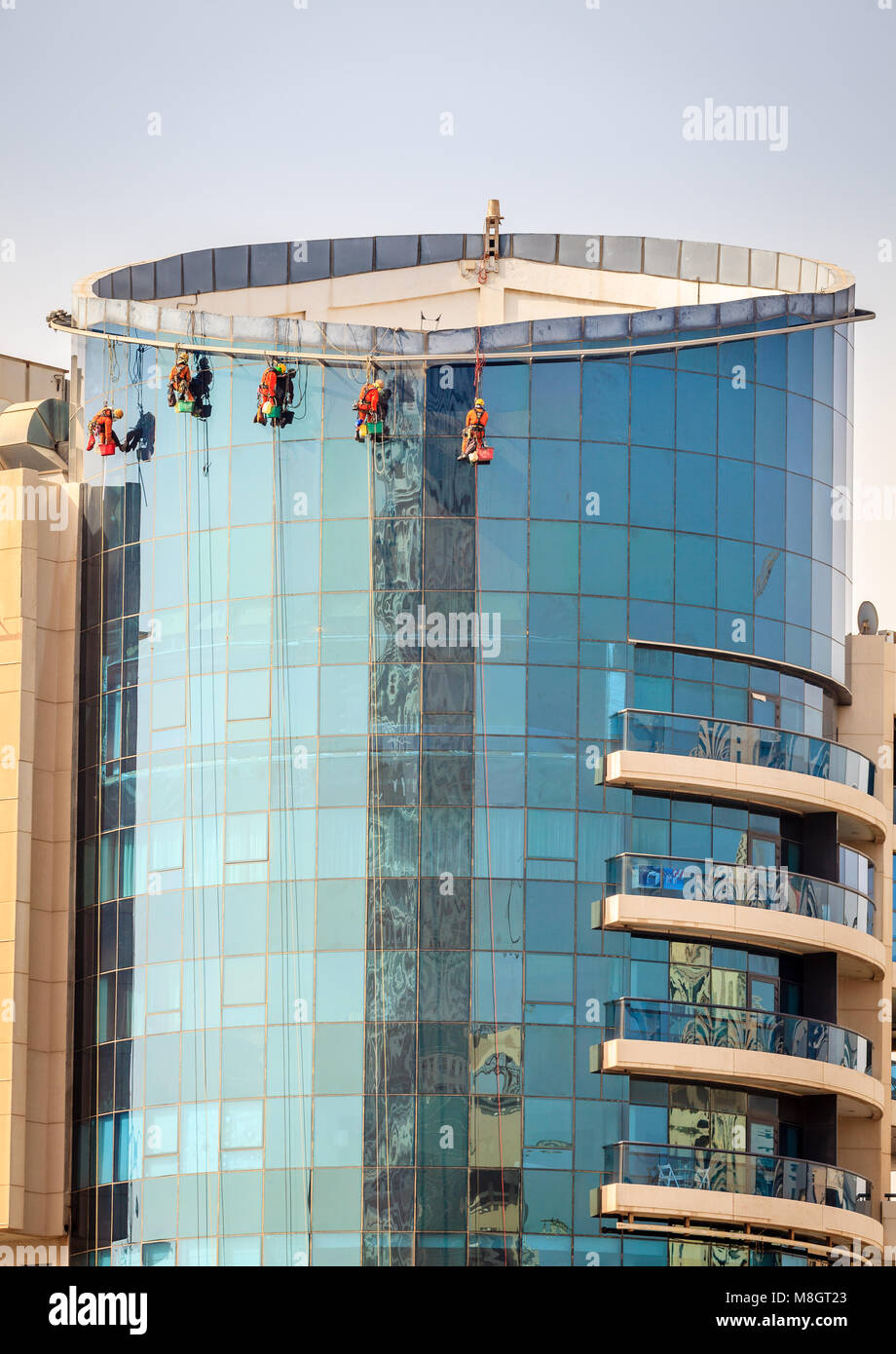 Wartung Mannschaft ist Reinigung von Windows von einem Wolkenkratzer in Dubai, VAE Stockfoto