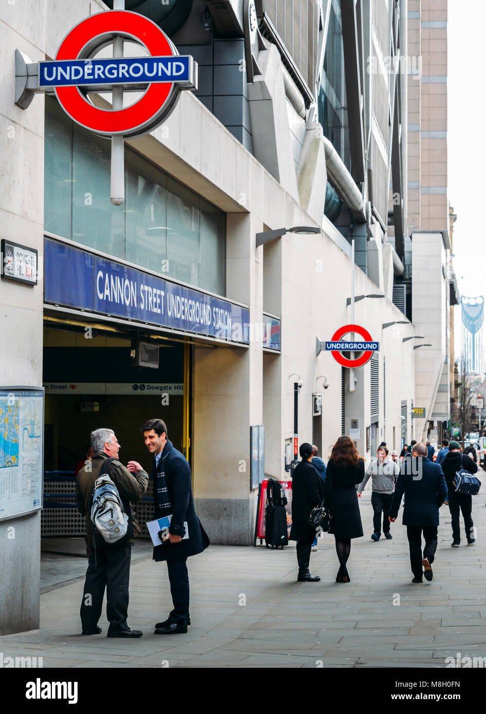 Stadt London Office Mitarbeiter außerhalb Cannon Street U-Bahnstation Wartung District und Circle Linien im Rohr Netzwerk Stockfoto