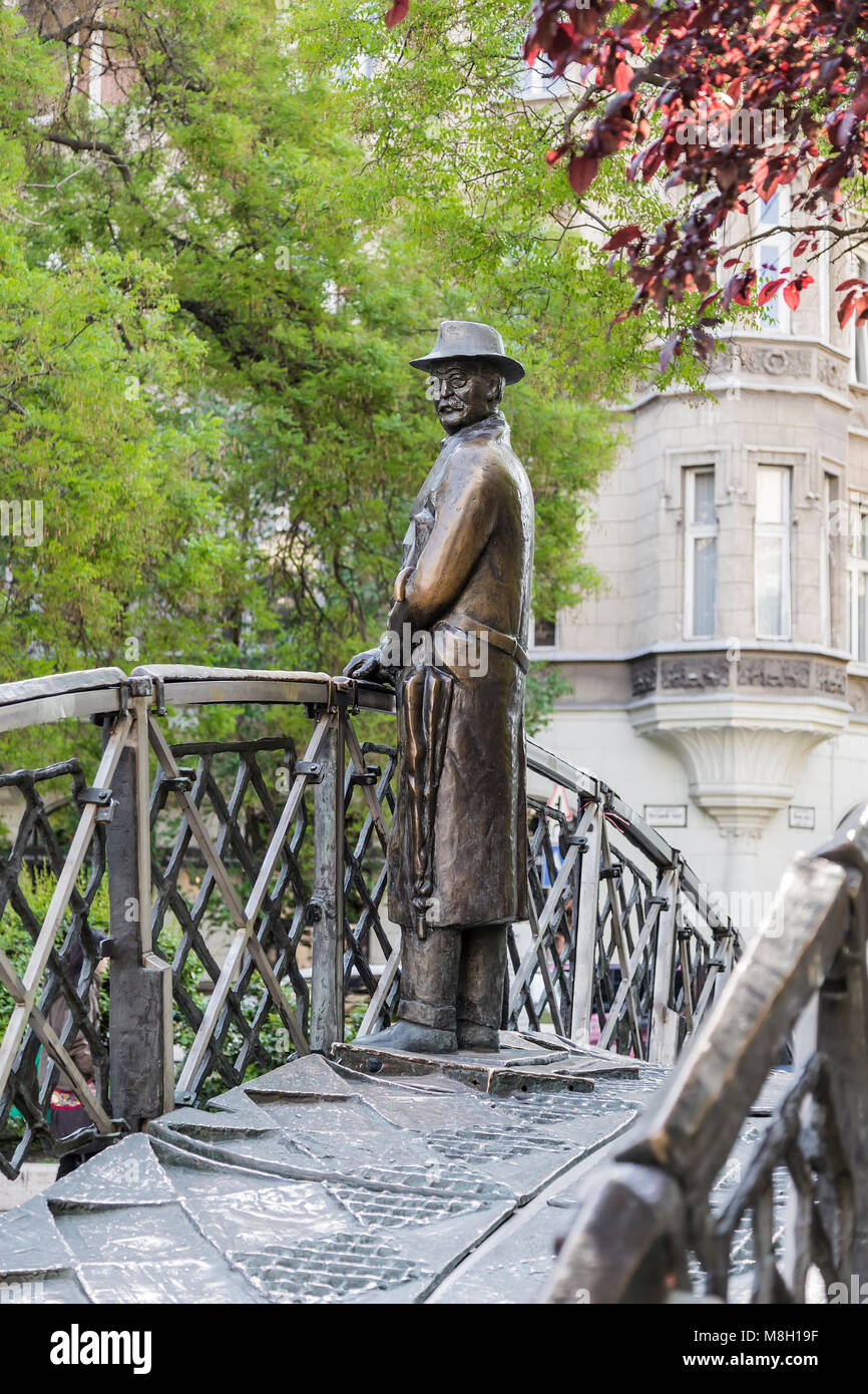 BUDAPEST, Ungarn - 05.Mai 2014: Denkmal für Imre Nagy, stehend auf einer metallenen Brücke in der Nähe des Gebäudes des ungarischen Parlaments. Stockfoto