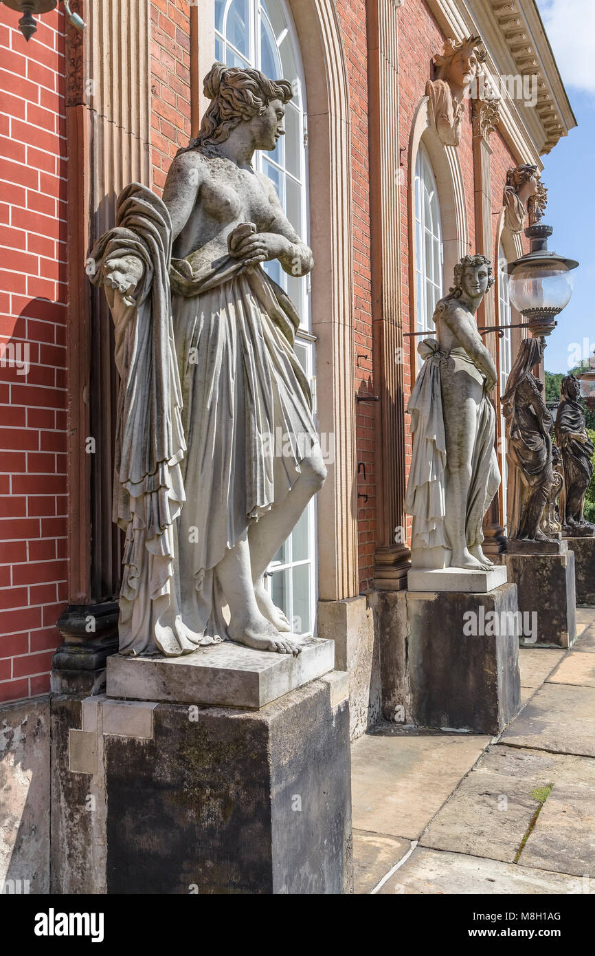 Skulptur entlang der Wände des neuen Palais von Sanssouci. Potsdam. Deutschland Stockfoto