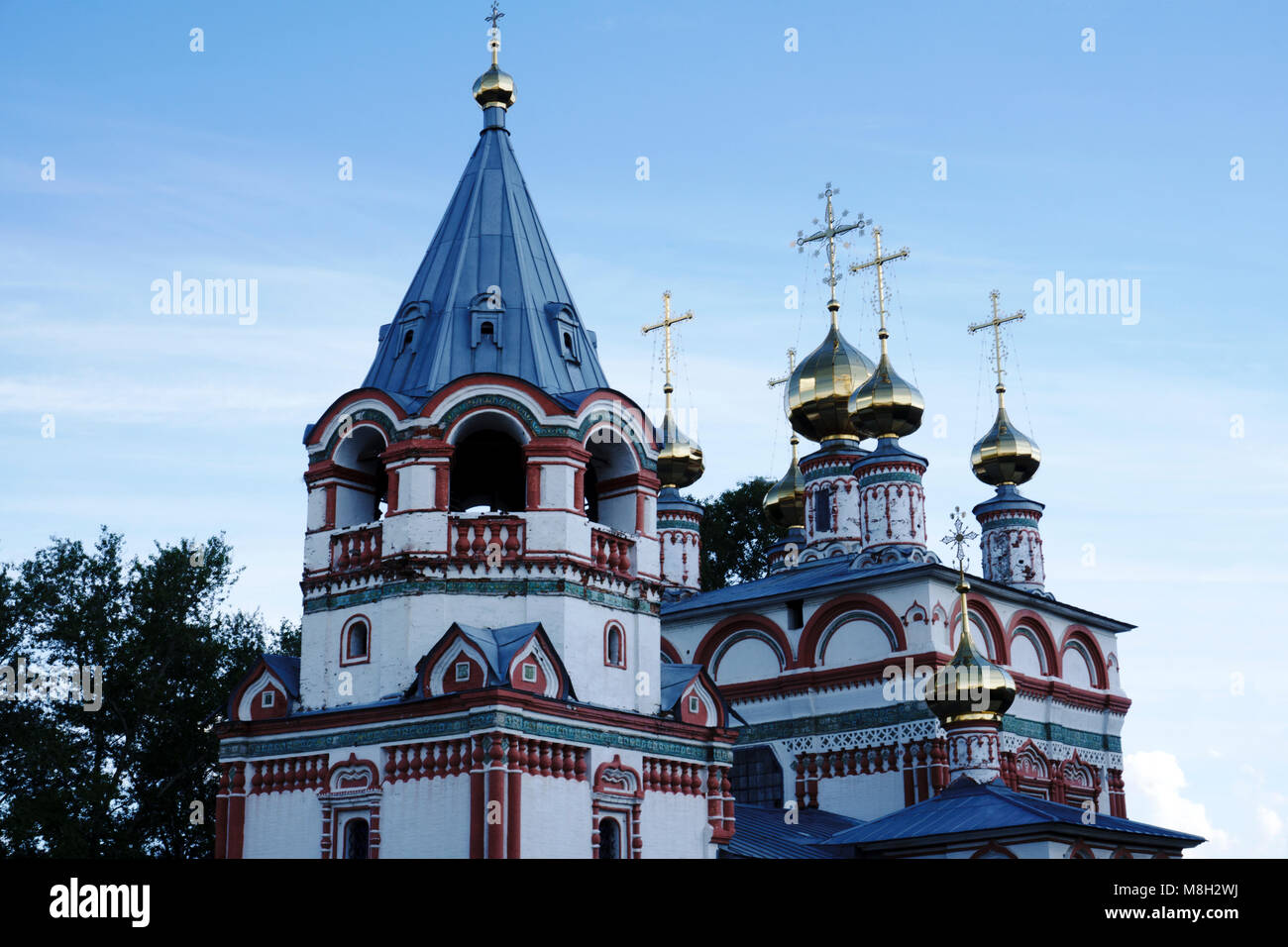 Die Oberseite der weißen Kirche auf die Kegel in einem Kreis. Stockfoto