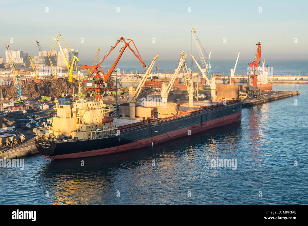 Casablanca, Marokko - 8. Dezember 2016: Frachter Ocean Glück (Bulk Carrier) in den frühen Morgenstunden in den Hafen von Casablanca, Marokko. Die Szene-w Stockfoto