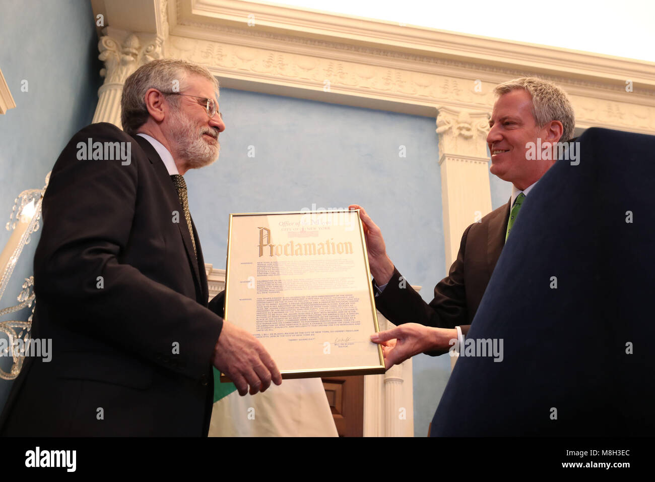 New York City Bürgermeister Bill De Blasio ehrt Gerry Adams (links) bei einer St Patrick's Day Frühstück bei Gracie Mansion in New York. Stockfoto