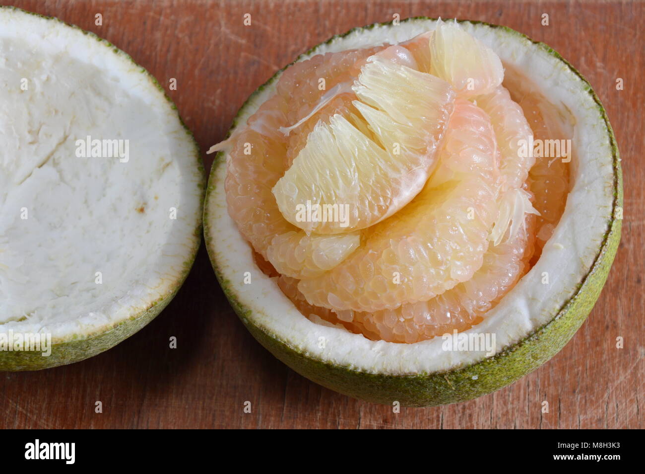 Pomelo thailndische Frucht auf Bambus Stockfotografie - Alamy