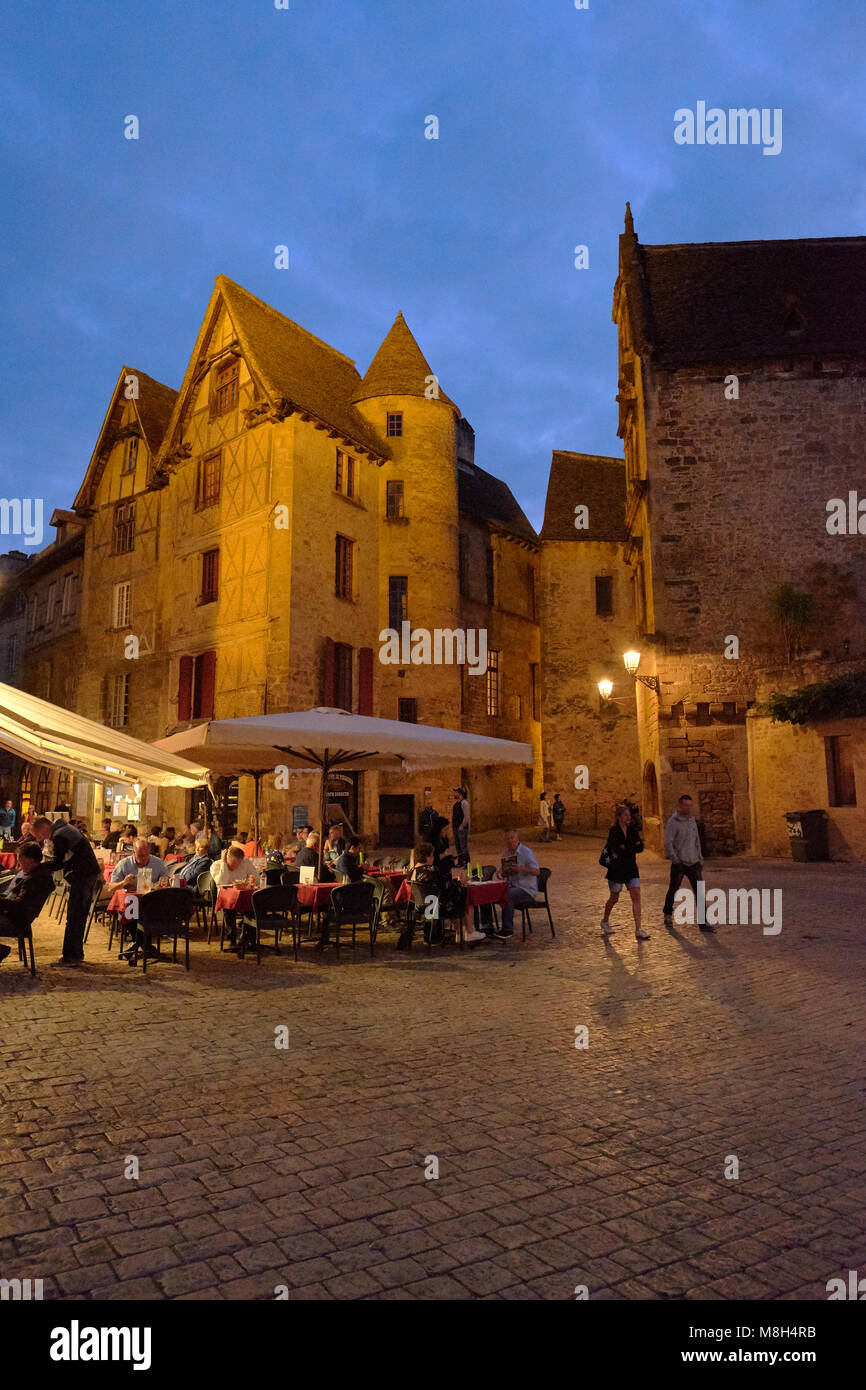 Die Place de la Liberté in der mittelalterlichen Stadt Sarlat la Caneda in der Region Périgord Noir der Dordogne, Frankreich. Stockfoto