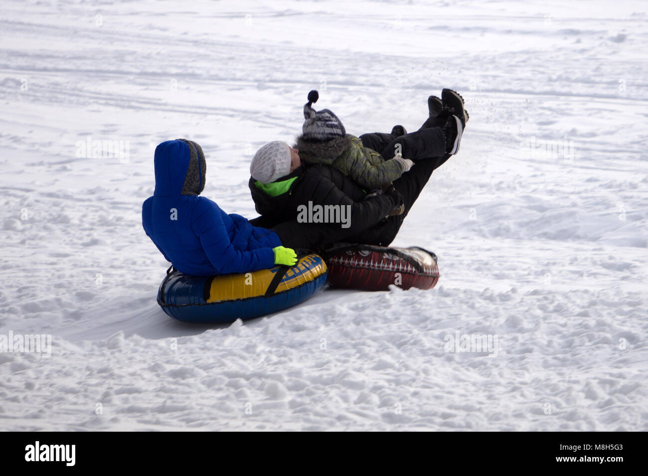 Winterurlaub: Menschen rodeln auf Snow Tubing Stockfoto