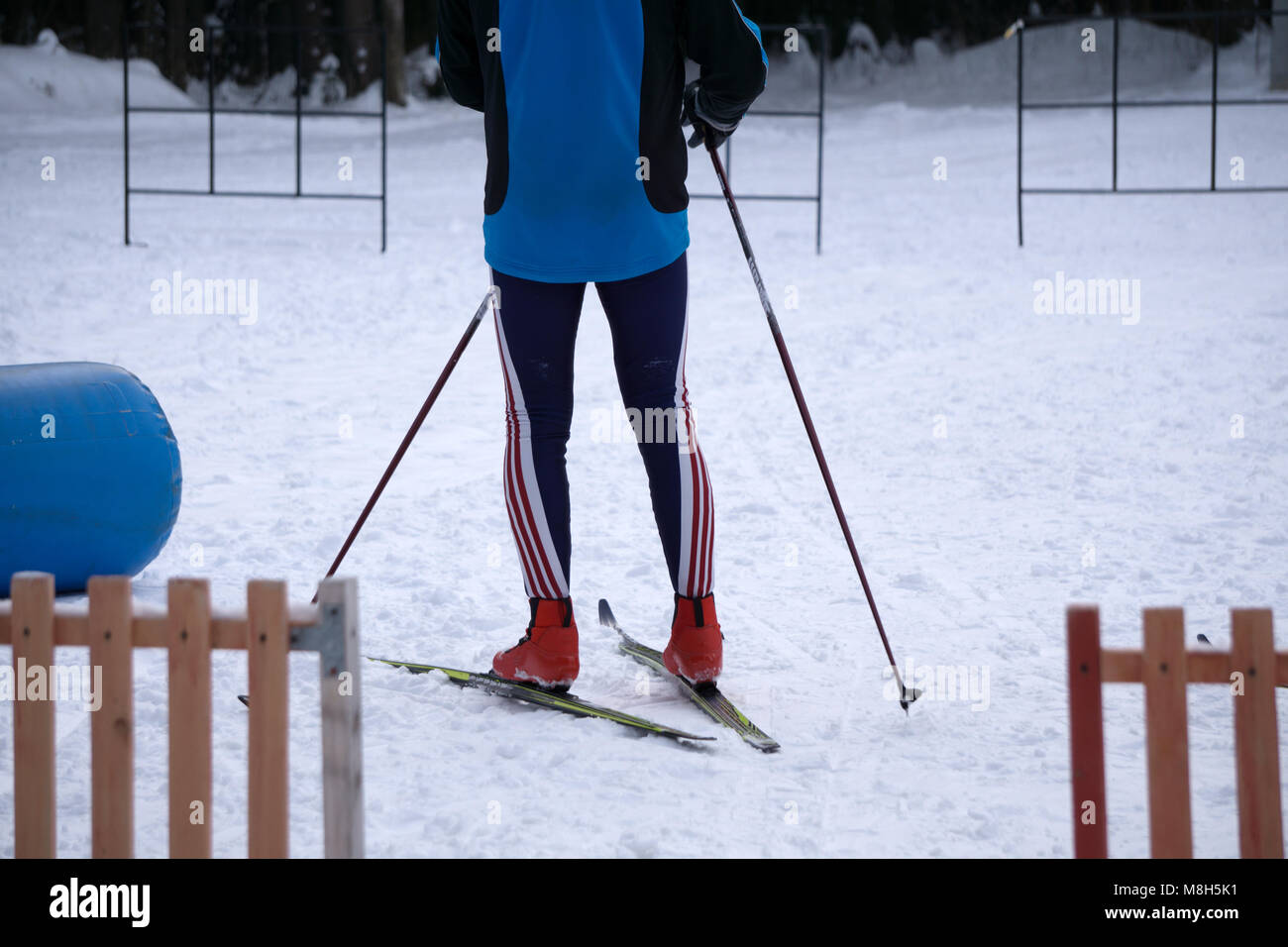 Eine männliche Skifahrer zu Beginn des Rennens in Ski Racing in Kategorie. Stockfoto