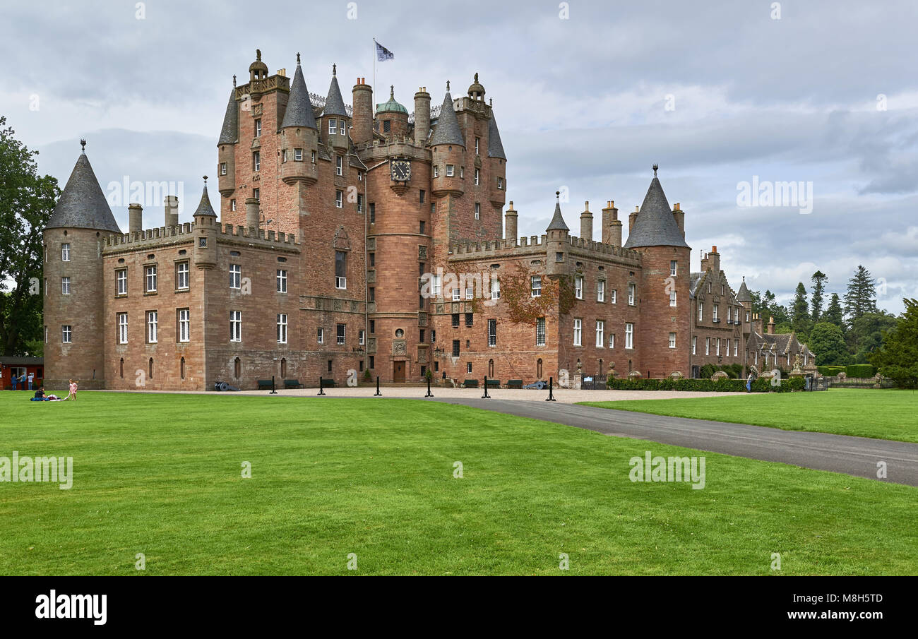 Die Lyon Familie von Glamis Castle, einst die Residenz von Elizabeth, der Königinmutter der britischen königlichen Familie. Stockfoto