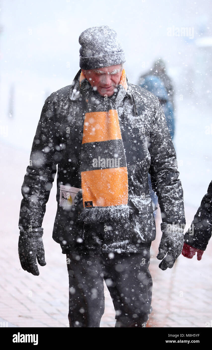 Fans machen sich auf den Weg durch den Schnee zu Molineux Stadium vor der Sky Bet Championship Match zwischen Wolverhampton Wanderers und Burton Albion Dusche. Stockfoto