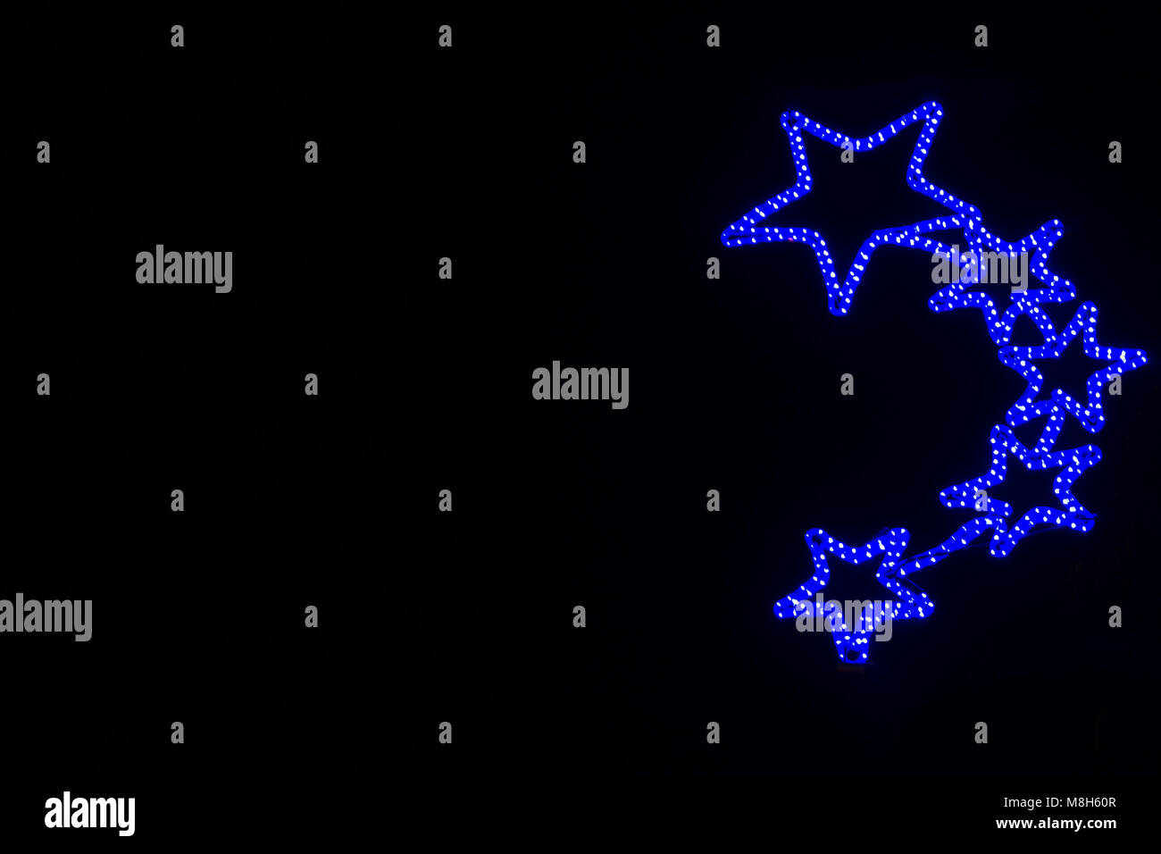 Gold Gewinner Auszeichnung mit drei Sternen auf den ersten Platz in einem Wettbewerb oder Meisterschaft stehen auf einem Podest vor einem blauen Hintergrund zu vergeben. Stockfoto