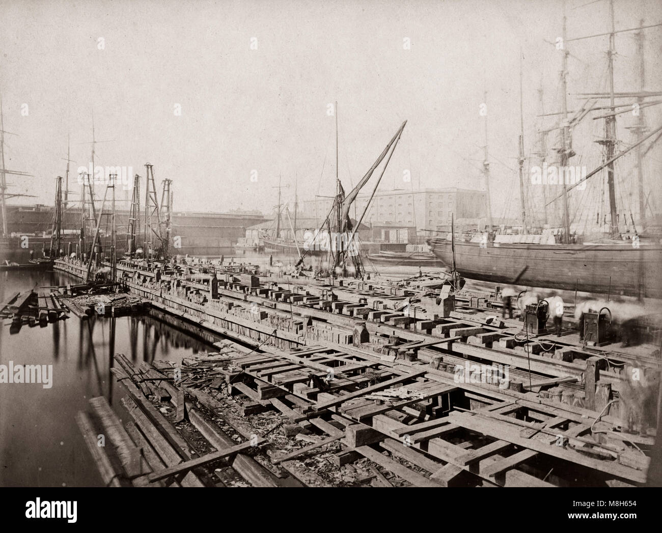 C 1880 s-dockyard Szene, wahrscheinlich London, mit Kränen Stockfoto