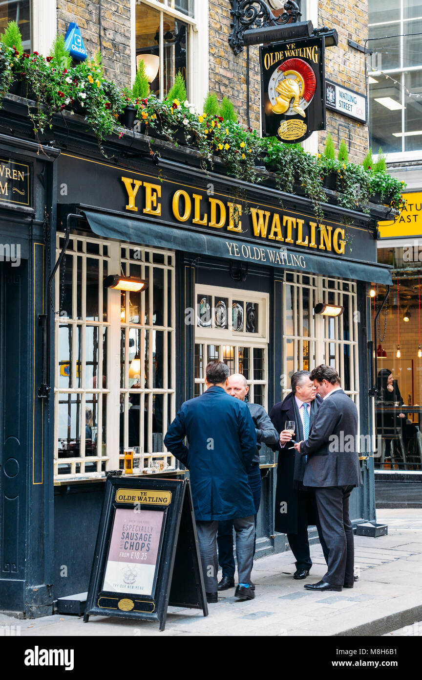 Mitarbeiter im Büro genießen Sie ein Bier am Mittag im Ye Olde Watling Pub in der City von London, England, Großbritannien Stockfoto