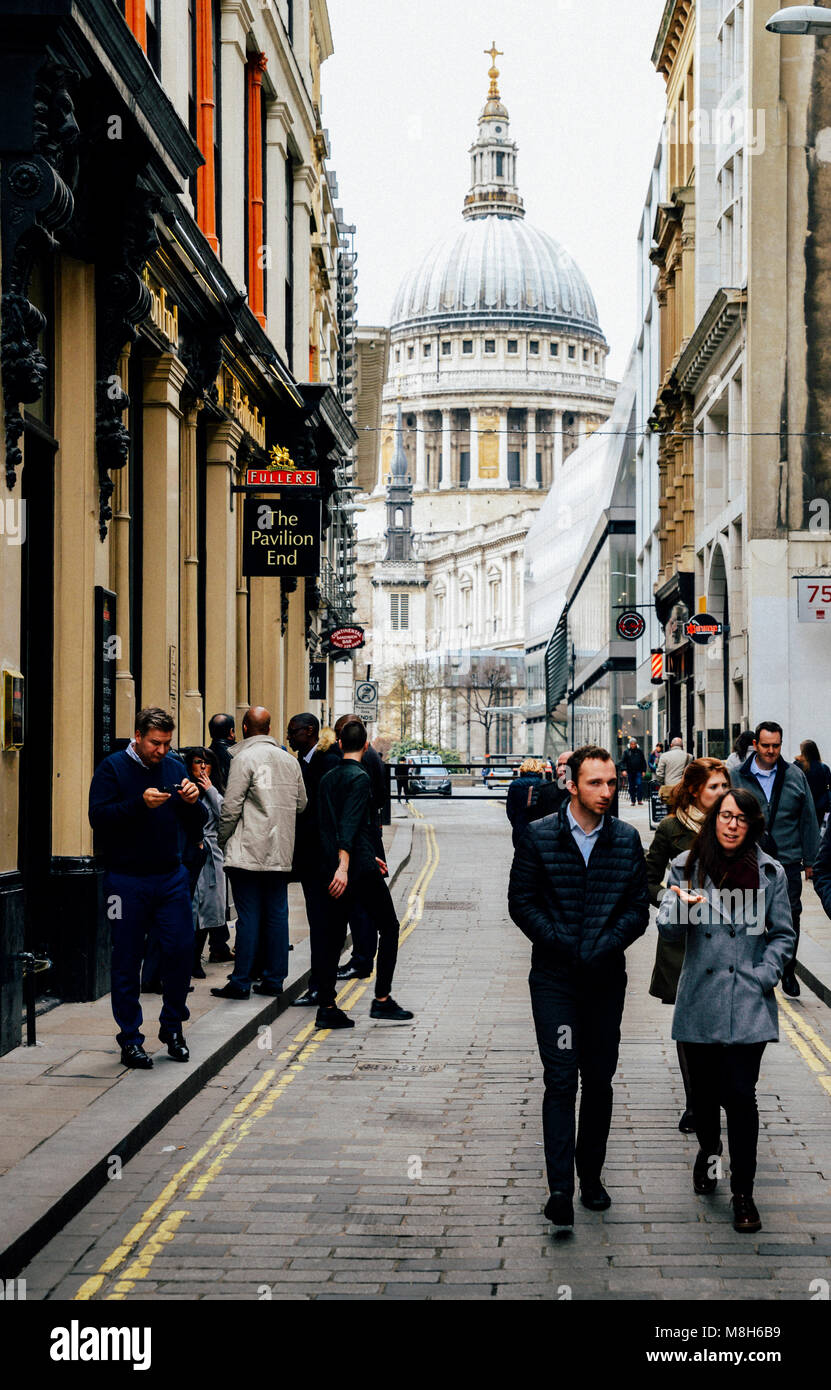 Fußgänger an der Watling Street in der City von London mit der St. Paul's Kathedrale im Hintergrund Stockfoto