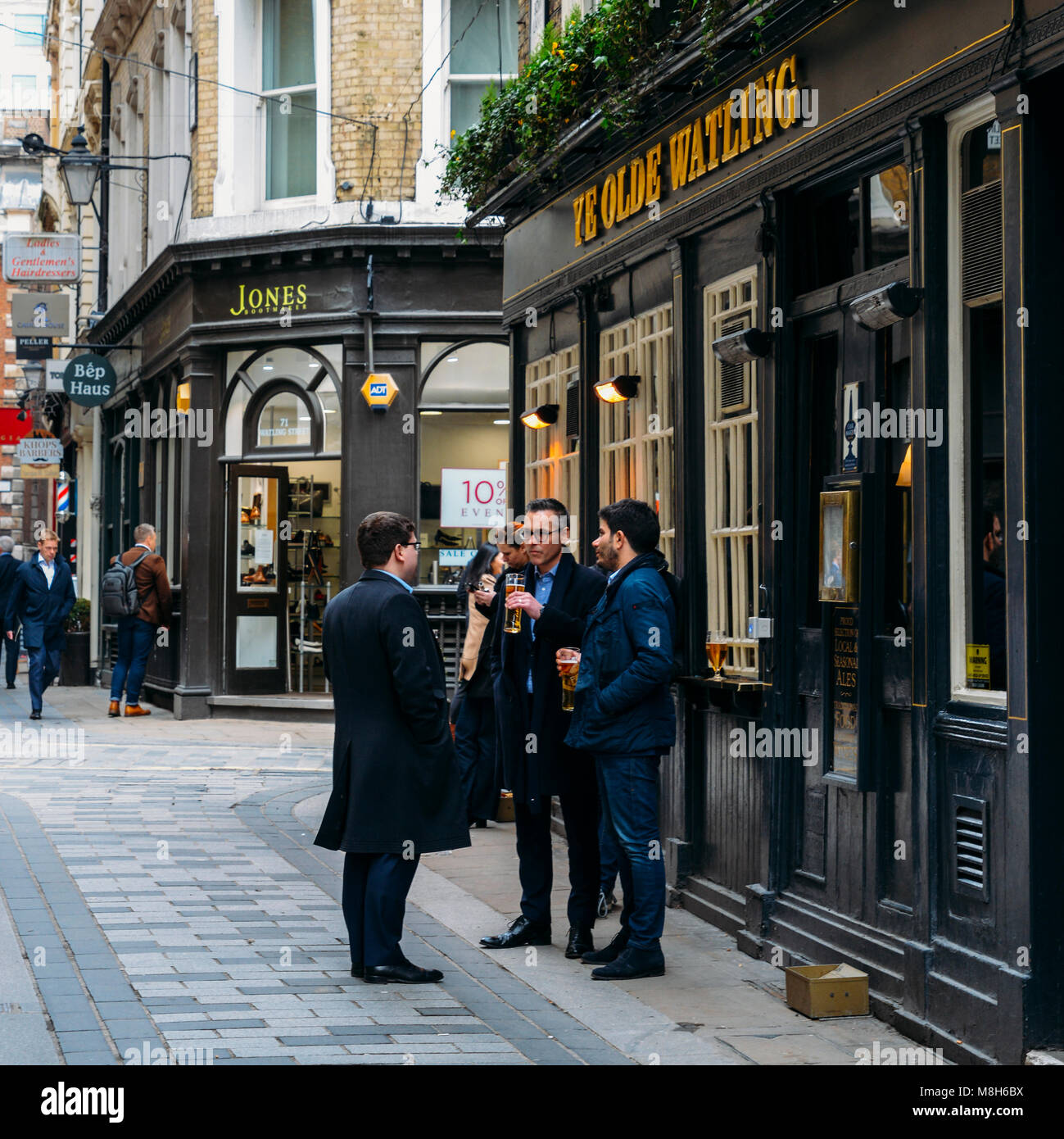 Mitarbeiter im Büro genießen Sie ein Bier am Mittag im Ye Olde Watling Pub in der City von London, England, Großbritannien Stockfoto