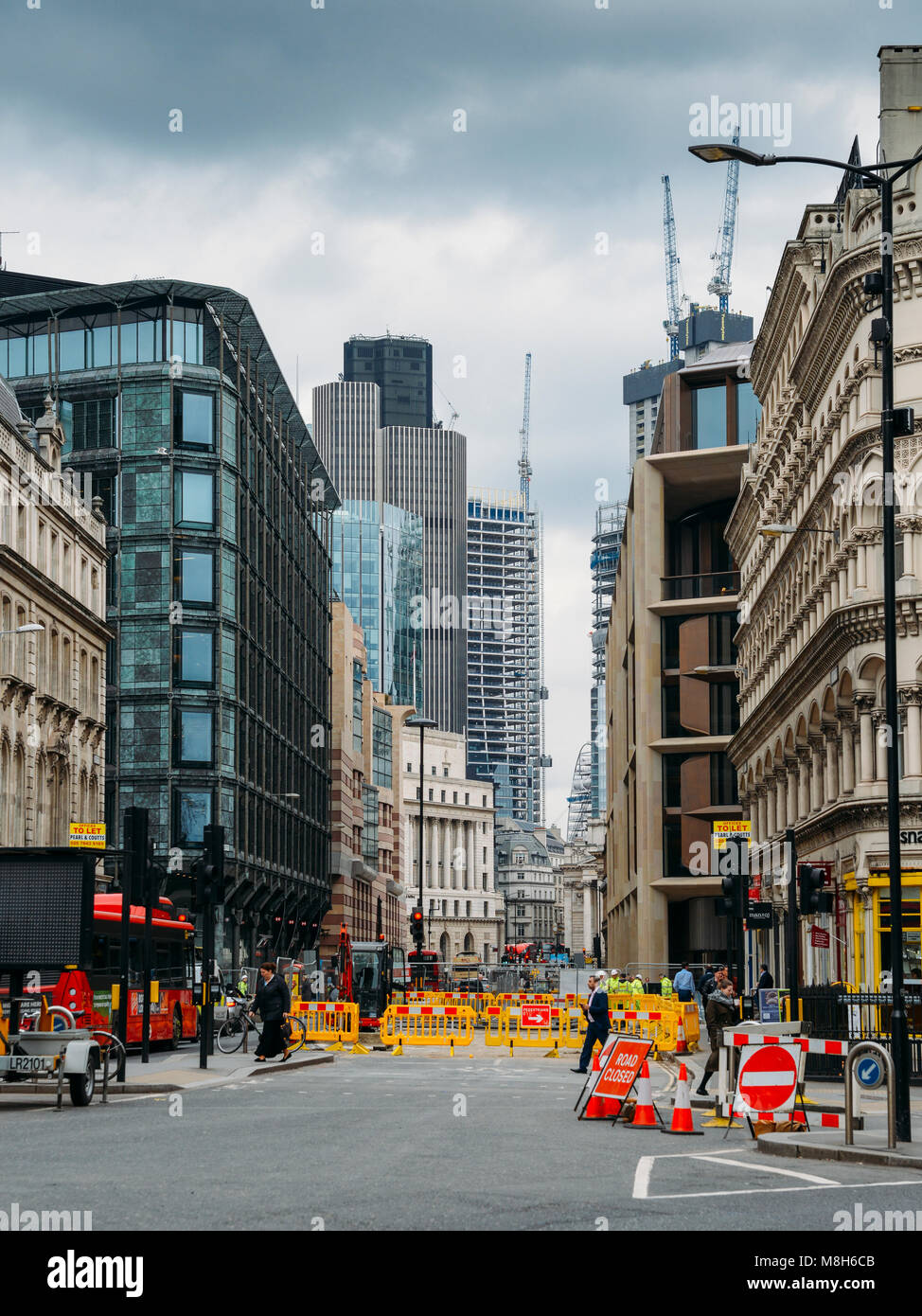 Straße geschlossen und der Abzweigung Zeichen in der Queen Victoria Street in der City von London, England, UK während der Bauarbeiten Stockfoto