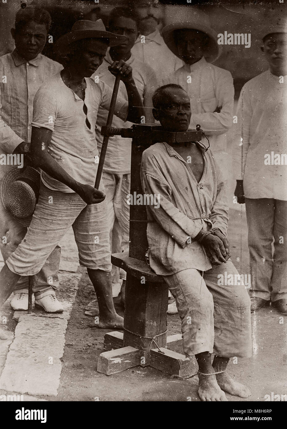 C 1880 s Südostasien - möglicherweise die Philippinen - Tod durch Ersticken - Ausführung mit einem Agrigento Stockfoto