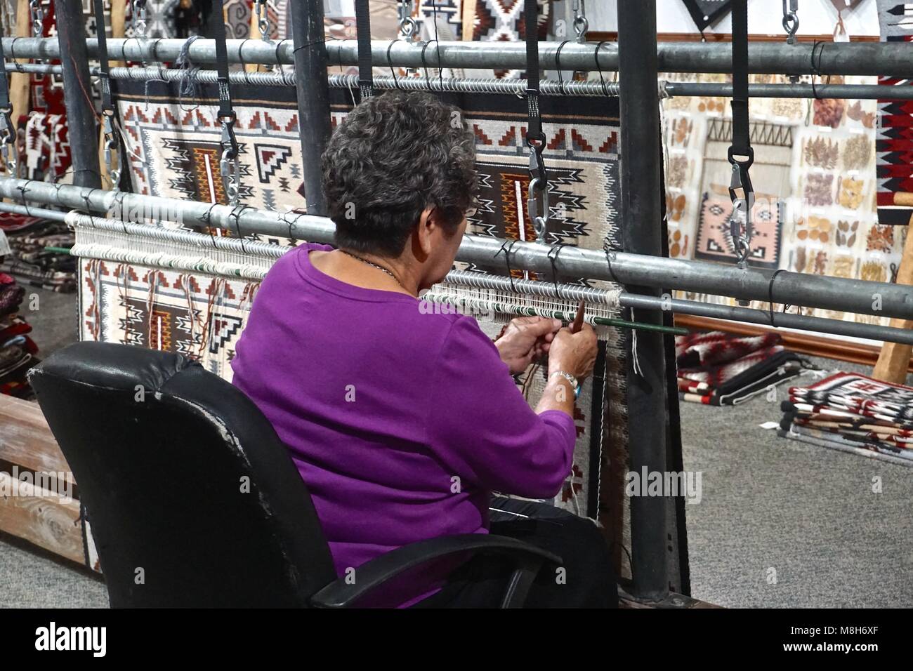 Cameron, AZ, USA: Ein Navajo Frau zeigt traditionelle Teppich Weben an der Cameron Trading Post, eine Native American Cultural Center. Stockfoto