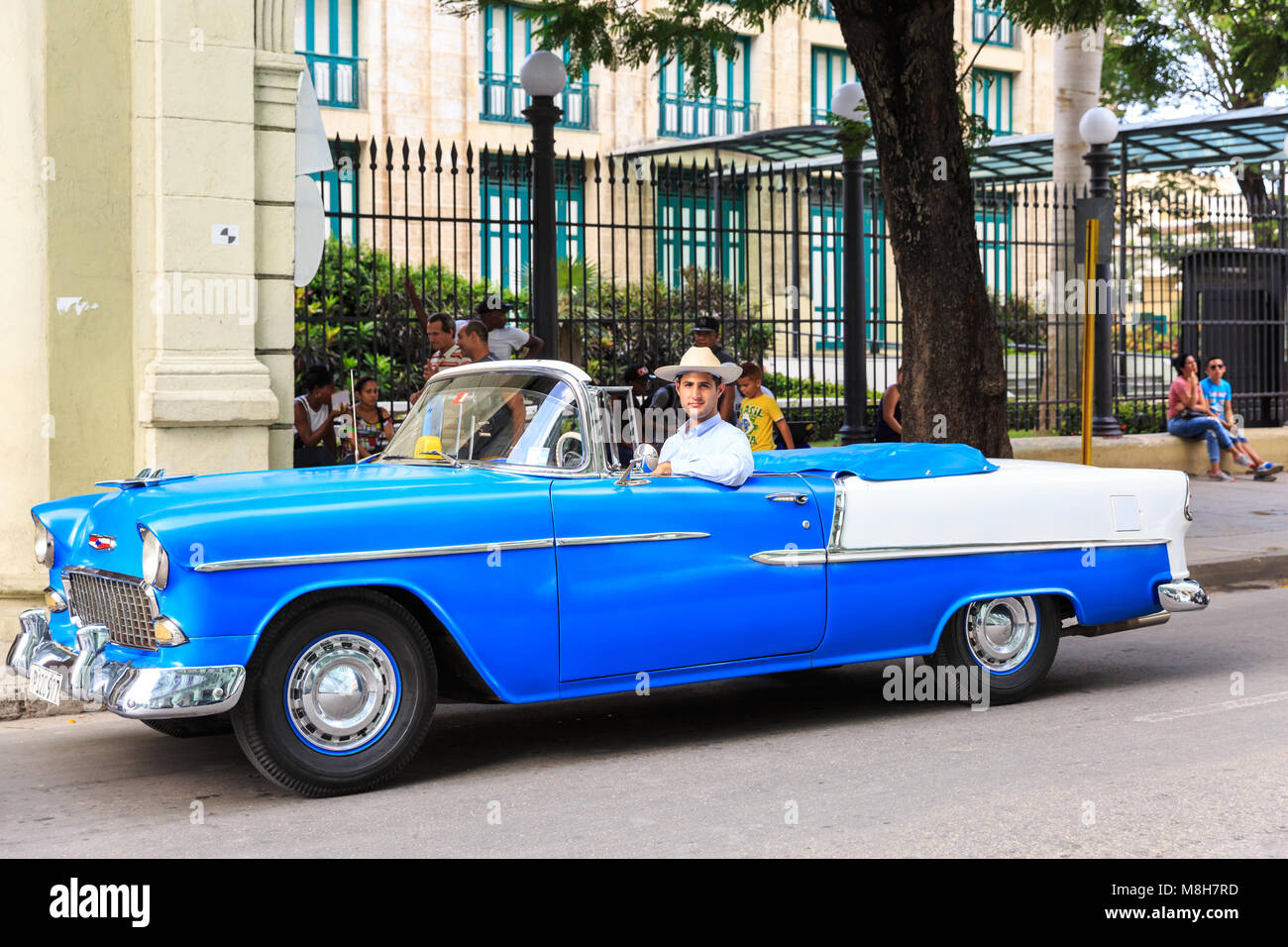 Chevrolet Bel Air 2 Tür cabrio American Classic Auto und Fahrer in einer Straße in Havanna, Kuba Stockfoto