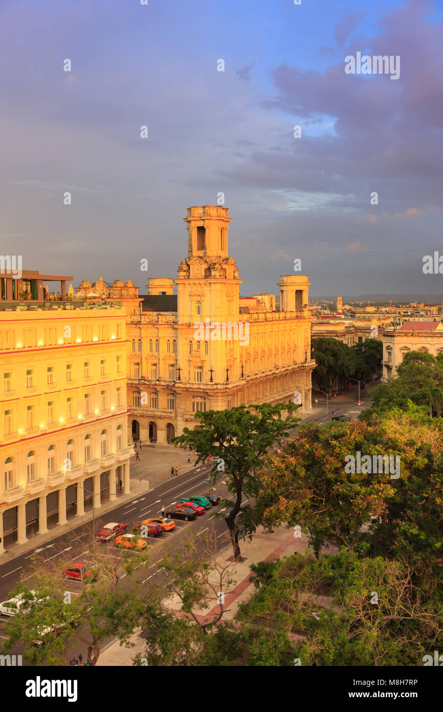 Blick von oben Blick über den Parque Central in Richtung der historischen Architektur von Habana Vieja in der Nachmittagssonne, Havanna, Kuba Stockfoto Blick von oben Blick über den Parque Central in Richtung der historischen Architektur von Habana Vieja in der Nachmittagssonne, Havanna, Kuba Stockfoto
