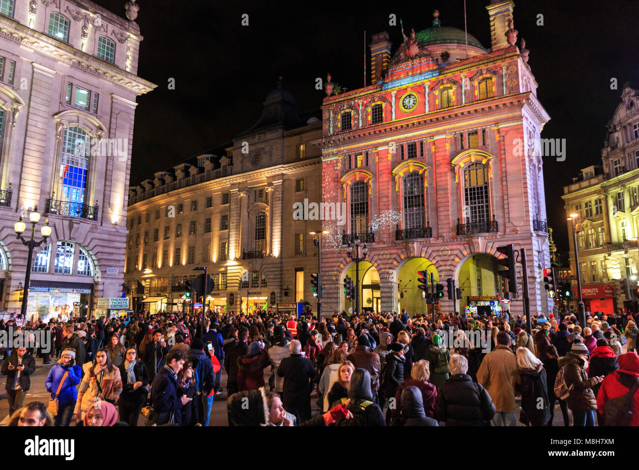 London, UK, 19. Januar 2018. Lumiere Lights Festival wird sehr voll, es für das Wochenende. Leute in Piccadilly Circus. Projiziert Stockfoto