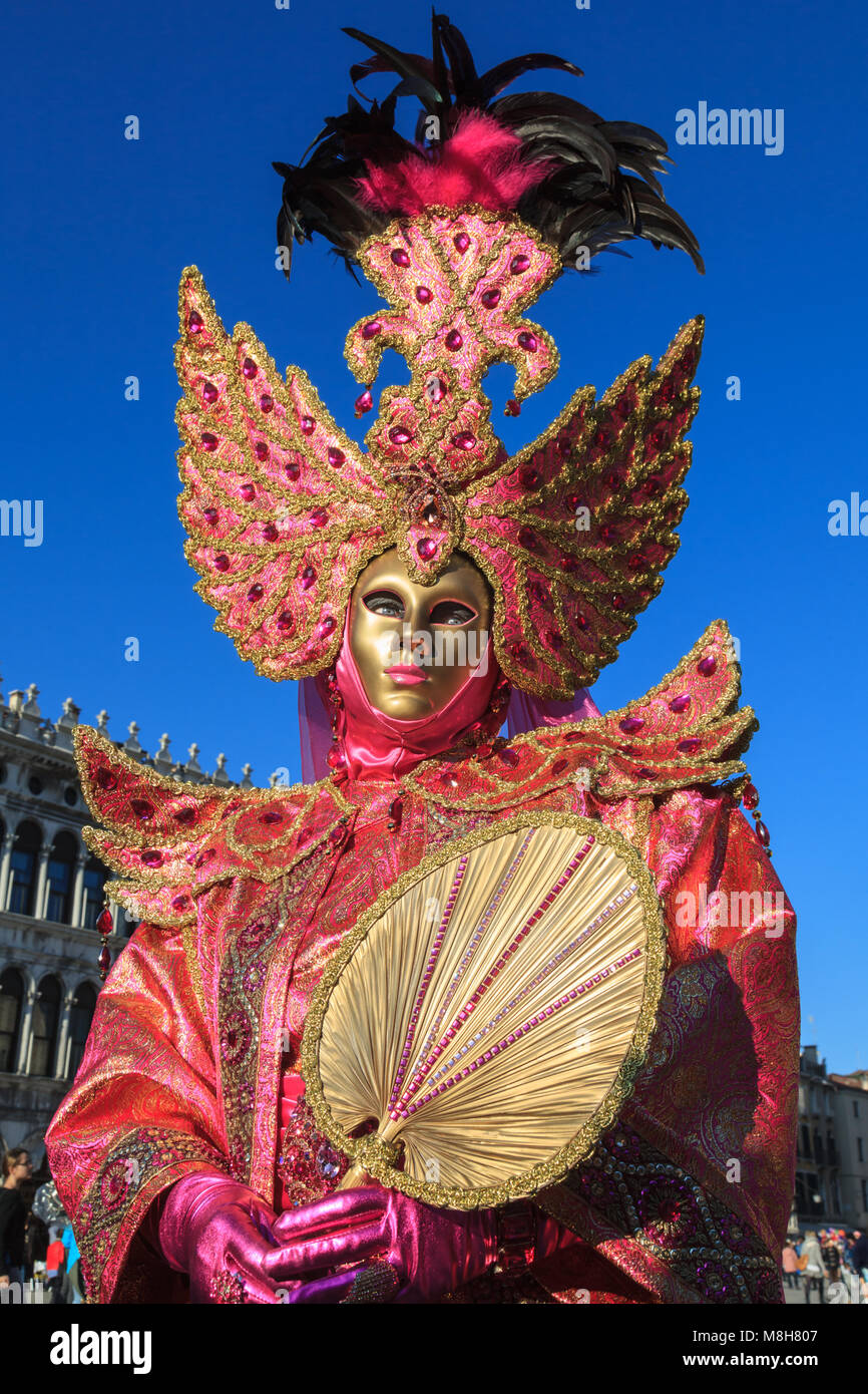 Leute, die sich für schöne Kostüme und Maske Venedig Karneval, Carnivale di Venezia, Venetien, Italien Stockfoto