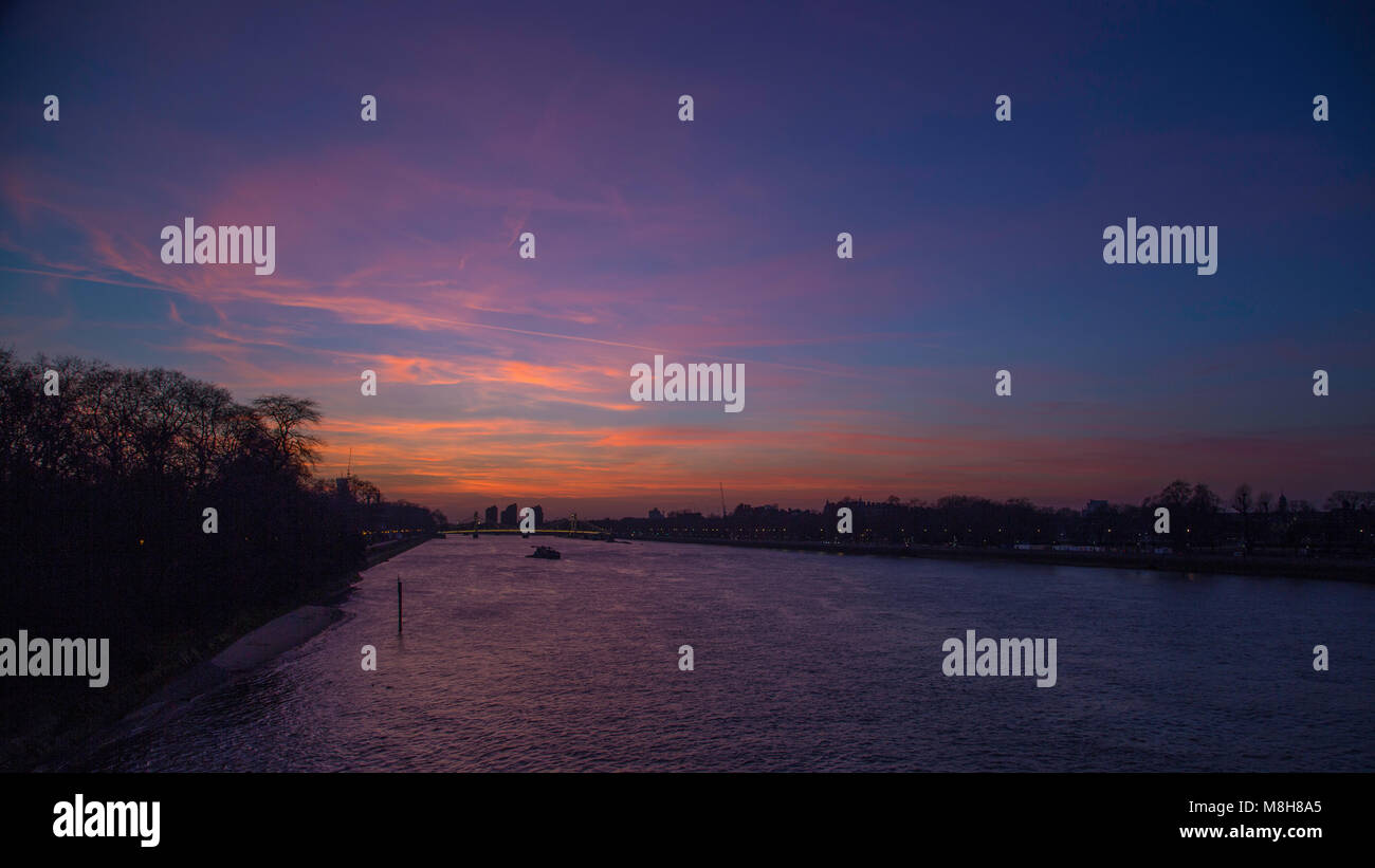 Sonnenuntergang von Chelsea Bridge Stockfoto