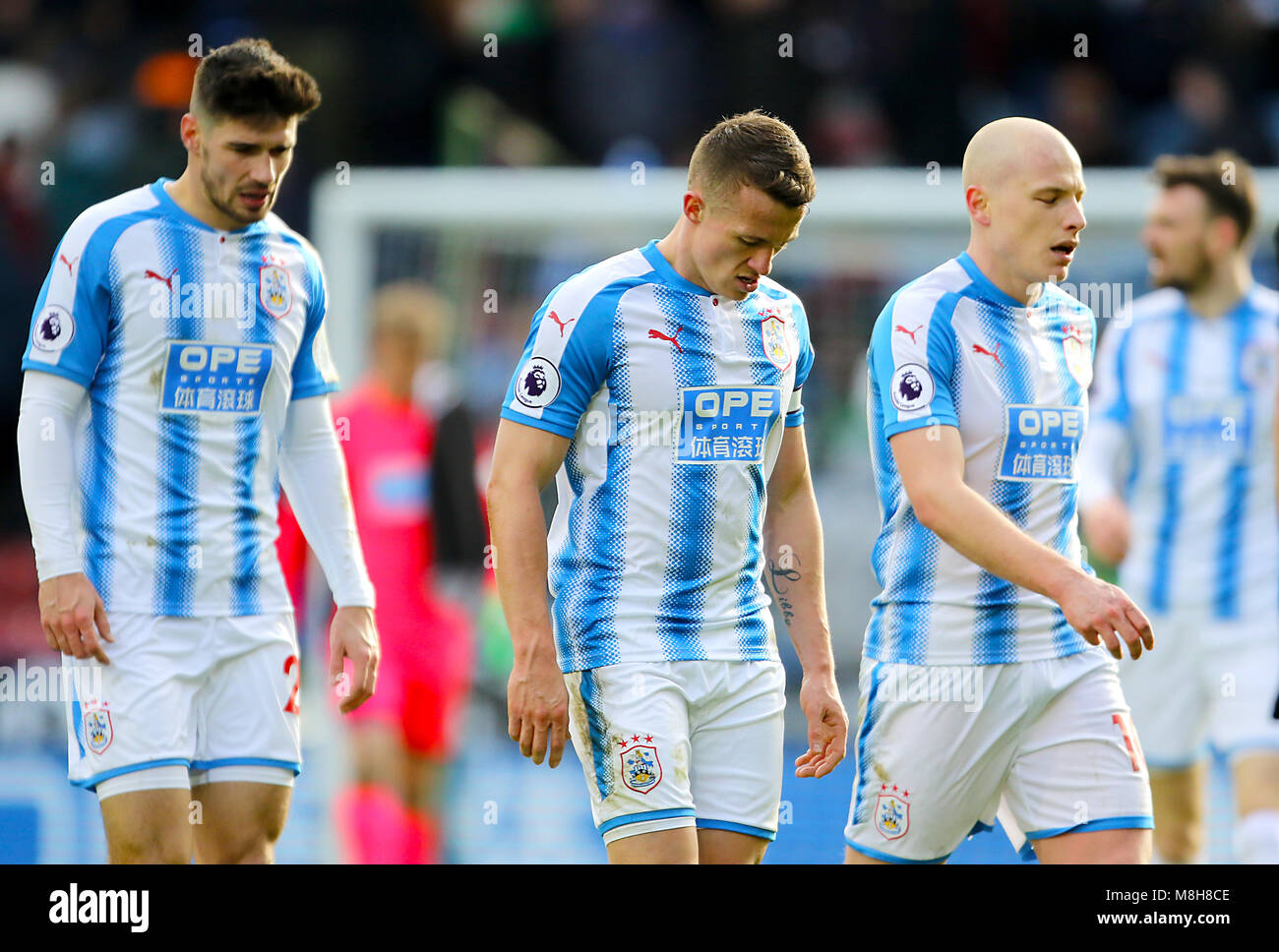 Die Huddersfield Town Jonathan Hogg (Mitte) und Huddersfield Town Aaron Mooy (rechts) das Spielfeld verlassen in der Halbzeit arg während der Premier League Match am John Smith's Stadion, Huddersfield. Stockfoto
