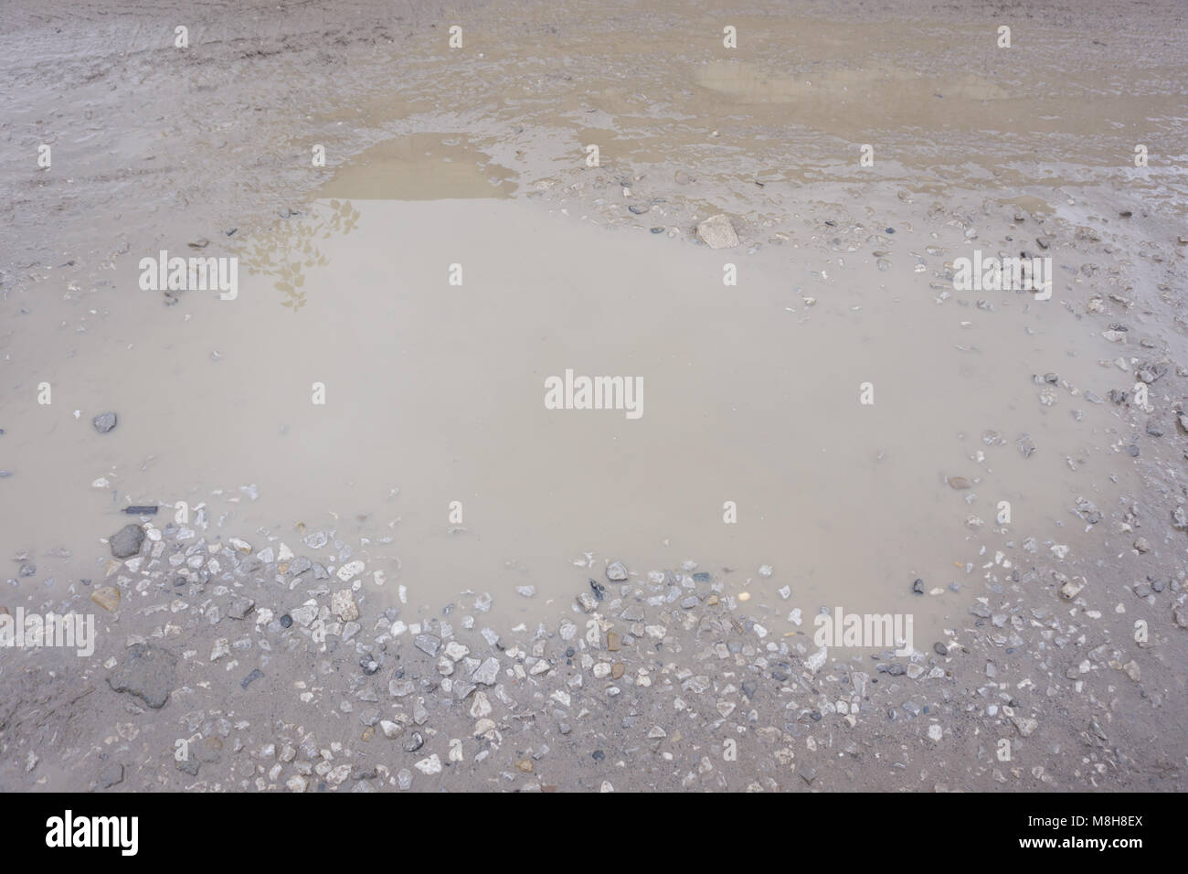 Nahaufnahme von Schlammigen Pfütze Boden Gelände Wasser Stockfoto