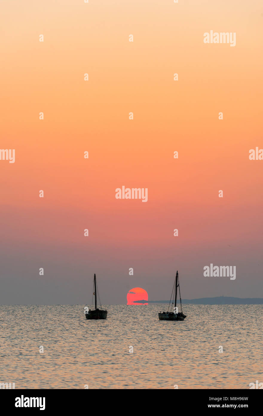 Dhows gesehen in den Sonnenuntergang in Inhassoro Mosambik. Stockfoto