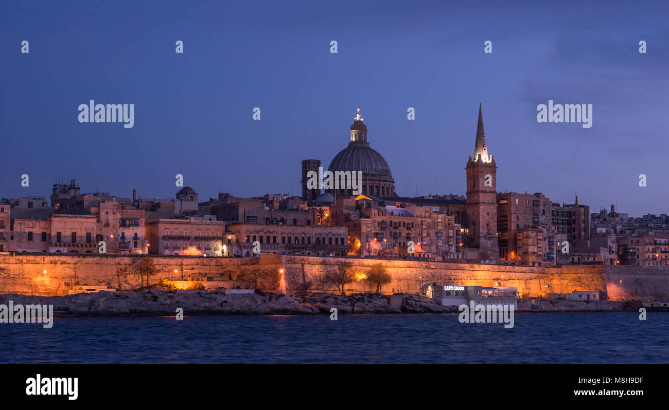 Tag und Nacht Blick auf Valletta von Sliema Malta Stockfoto