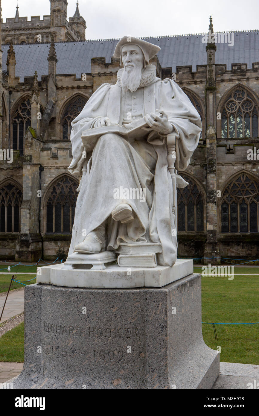 Eine Statue von Richard Hooker in der Nähe von Exeter Kathedrale. Stockfoto