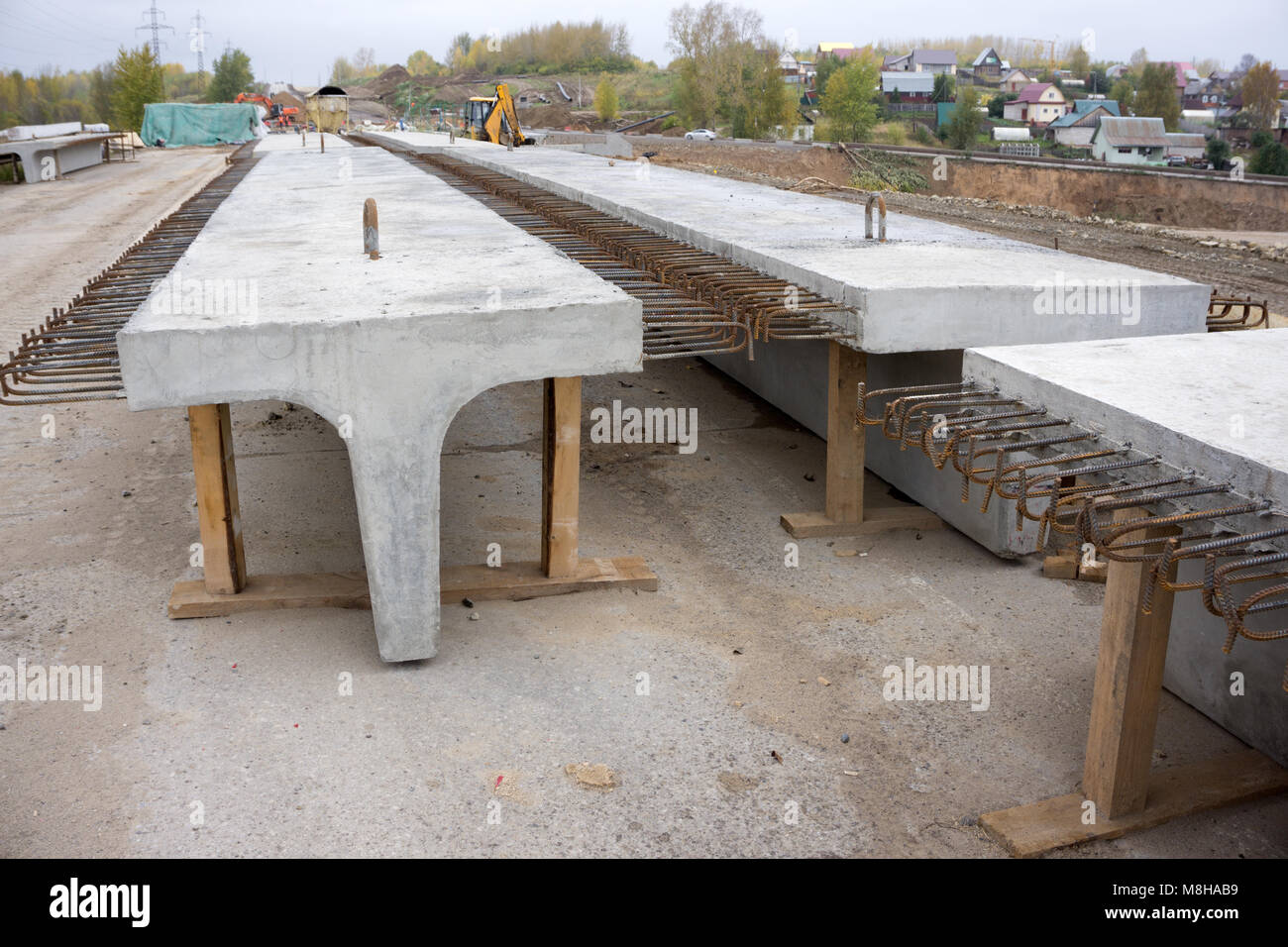 Strukturelle Balken und Säulen der Bau einer neuen Brücke in den ländlichen Gebieten Stockfoto