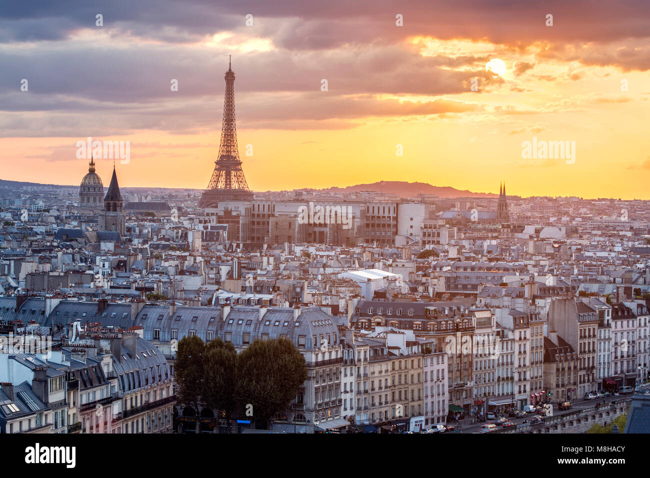 Blick auf Paris im Licht des Sonnenuntergangs mit Eiffelturm Silhouette gegen bunte Himmel Stockfoto