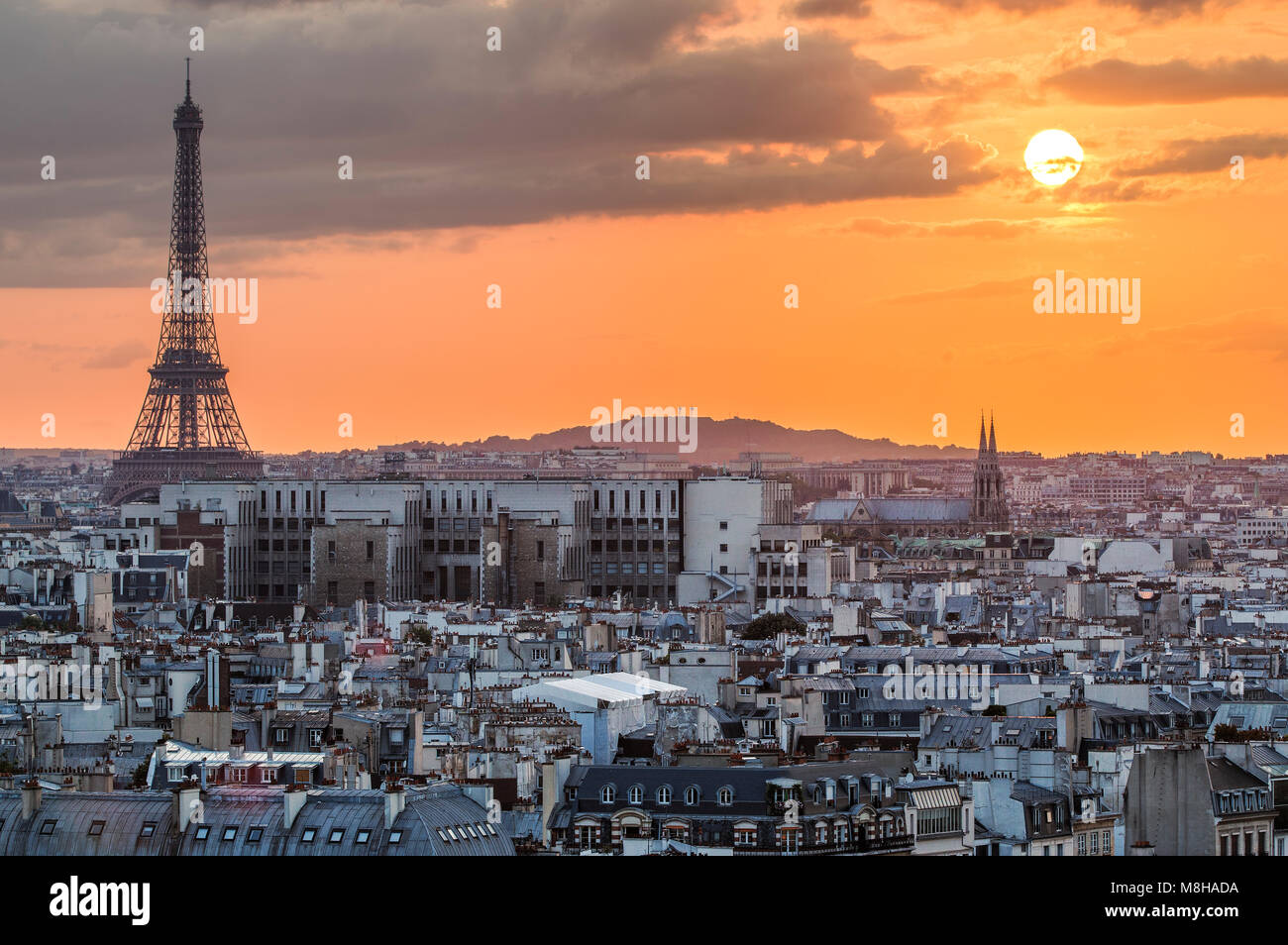 Blick auf Paris im Licht des Sonnenuntergangs mit Eiffelturm Silhouette gegen bunte Himmel Stockfoto