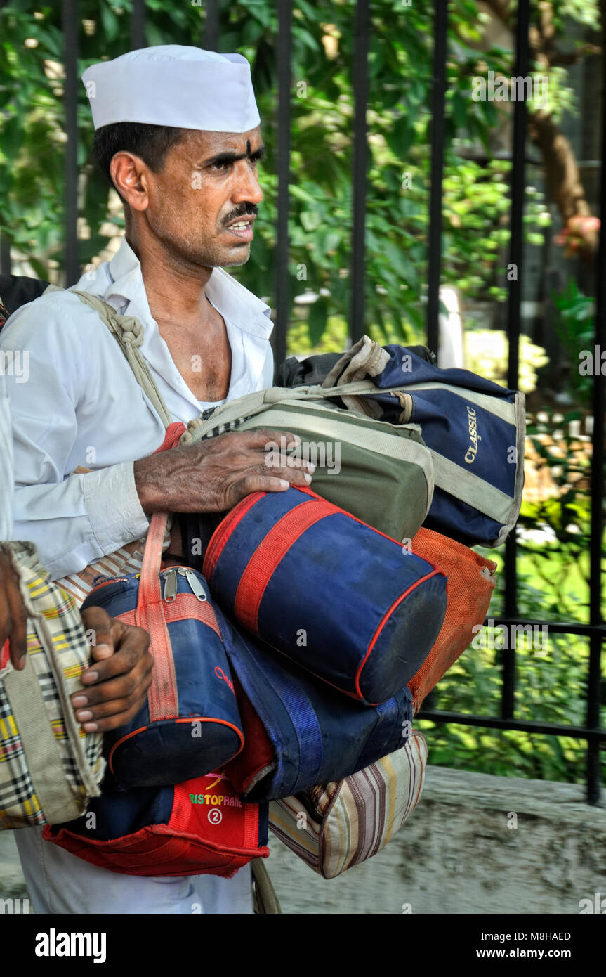 Dabbawala von Mumbai. Sie sammeln frisch Essen aus dem Haus der Mitarbeiter im Büro gekocht und an Ihren jeweiligen Arbeitsplätzen und zurück Ba liefern Stockfoto