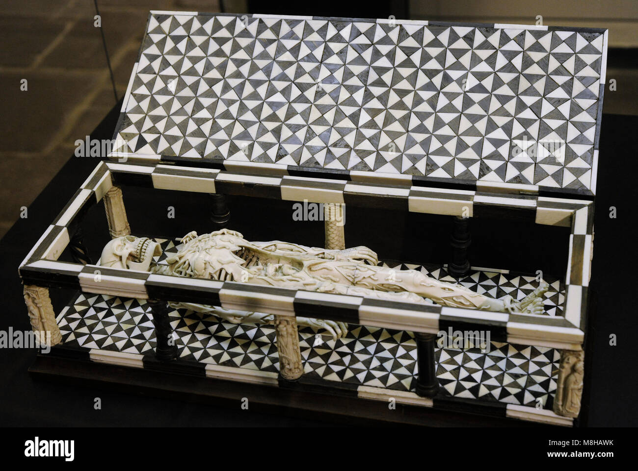 Memento mori in Form eines Grabes. Die Westschweiz, C. 1520. Elfenbein, Ebenholz. Museum Schnütgen. Köln, Deutschland. Stockfoto