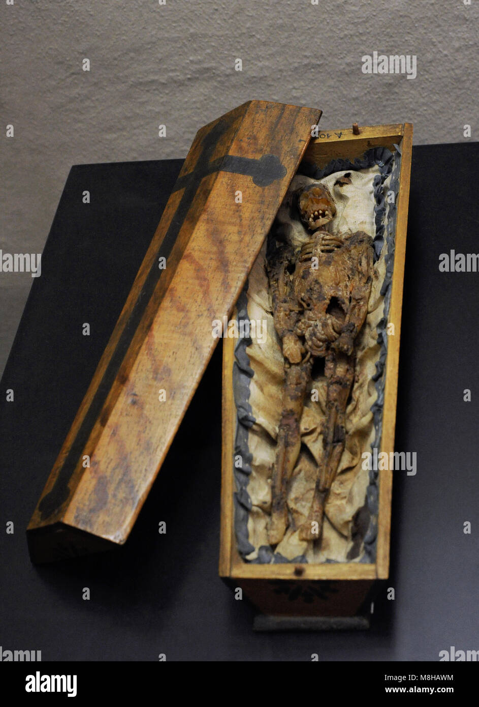 Memento mori in Form eines kleinen Sarg. Süddeutschland (?), 18. Wachsfigur auf Seide in einem hölzernen Sarg. Museum Schnütgen. Köln, Deutschland. Stockfoto